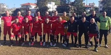 Foça Belediye Masterler, Aliağa Akıncılar Gücü Masterler'i 4-2 Mağlup Etti haberi