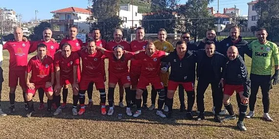 Foça Belediye Masterler, Aliağa Akıncılar Gücü Masterler'i 4-2 Mağlup Etti haberi