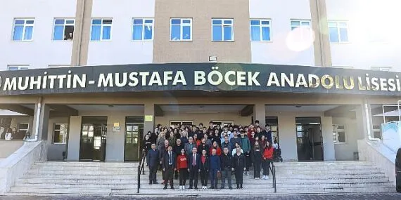 Gençliğinde çift sürdüğü bahçede öğrencilileriyle buluştu haberi