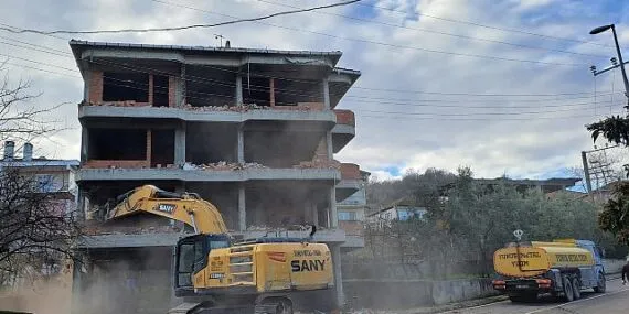 Gölcük Depreme Dayanaksız Binalardan Arındırılıyor haberi