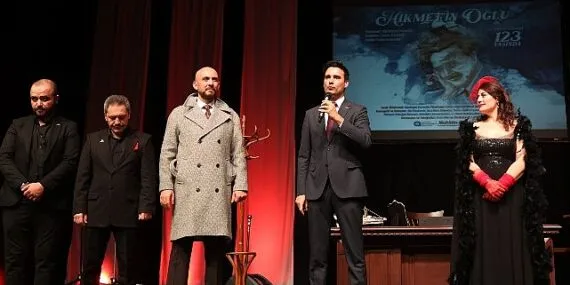 Hikmet'in Oğlu ayakta alkışlandı haberi