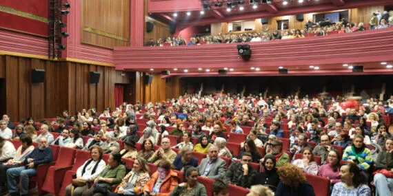Işıl Yücesoy’un müzikli oyunu ‘İzninle’ Bursa’da sahnelendi haberi