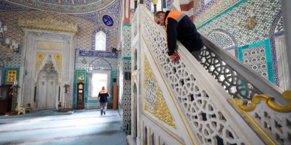 İstanbul Bakırköy'de ibadethanelerde temizlik seferberliği haberi