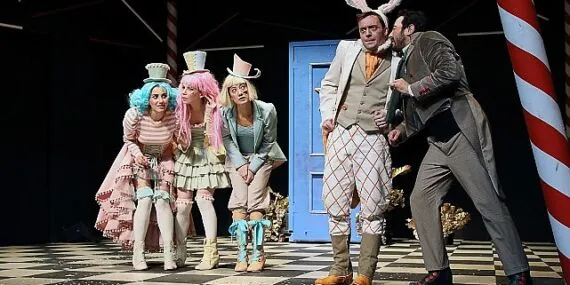 İstanbul Büyükşehir Belediyesi Şehir Tiyatroları, tiyatro sezonunun yeni haftasında 14 oyunla seyirci karşısına çıkıyor. haberi