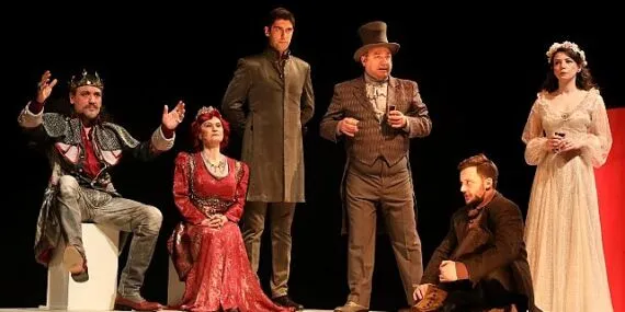 İstanbul Büyükşehir Belediyesi Şehir Tiyatroları, tiyatro sezonunun yeni haftasında 15 oyunla seyirci karşısına çıkıyor. haberi