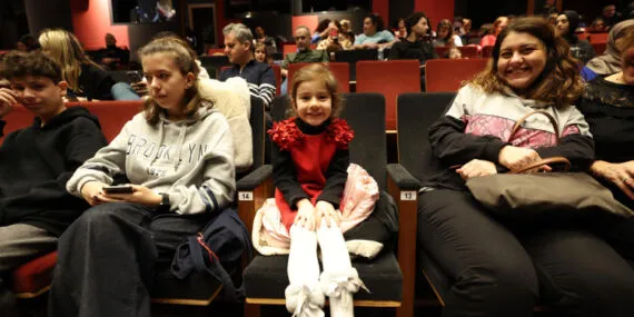 İstanbul'da Bakırköylü öğrenciler tiyatroya doydu haberi