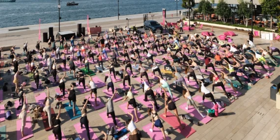 İstanbul'da rıhtımda 'çocuk' yogası haberi