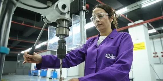 İstihdamın her alanında kadın gücü: Konaklı kadın CNC operatörleri geliyor haberi