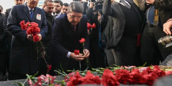 İzmir Adliyesi şehitleri Fetih Sekin ve Musa Can anıldı haberi