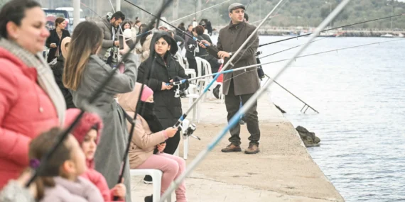 İzmir Bornovalı çocuklar balık tutmayı öğrendi haberi