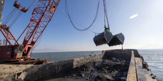 İzmir Körfezi'nden 60 bin ton çamur çıkarıldı haberi