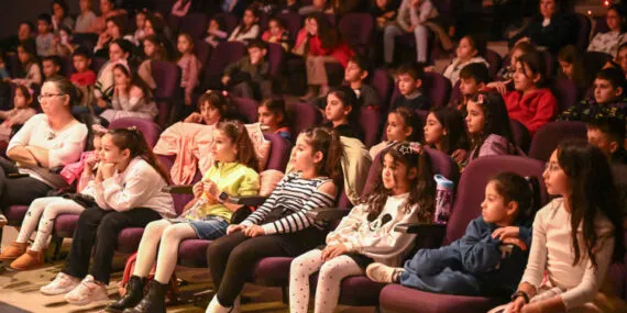 İzmir'de  “Güneş Herkes İçin Parlar” çocuk oyunu tam not aldı haberi