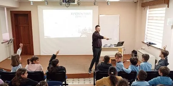 İzmir’in tarihini sergiler, atölyeler ve öykülerle öğreniyorlar haberi