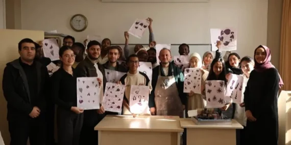 KAYMEK'ten yabancı öğrencilere 'ebru' eğitimi haberi