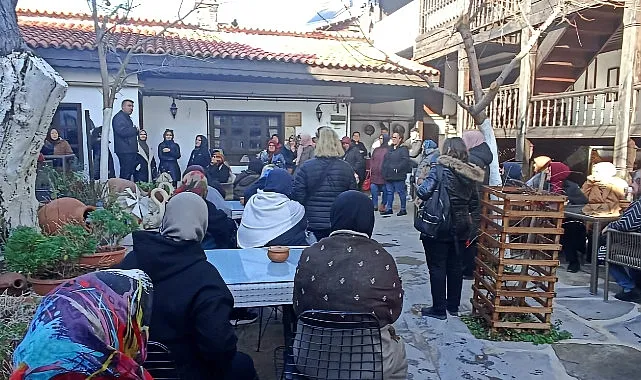 Kadınlar adım adım Manisa’yı geziyor haberi
