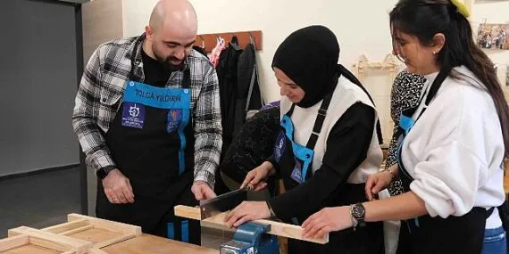Kadınlar ahşap atölyesinde yeteneklerini keşfediyor;  Ahşabın büyülü dünyası Büyükşehir’de haberi