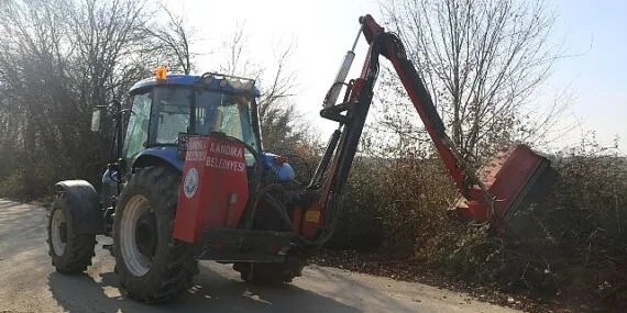 Kandıra’da Yolların Görüşünü Engelleyen Dikenli Ot ve Dallar Temizleniyor. haberi