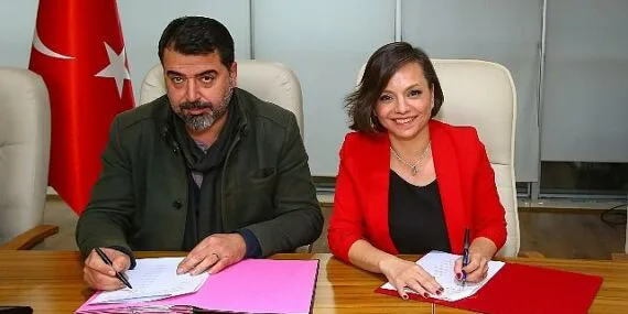 Karabağlar Belediyesi’nden işçilerin yüzünü güldüren sözleşme haberi