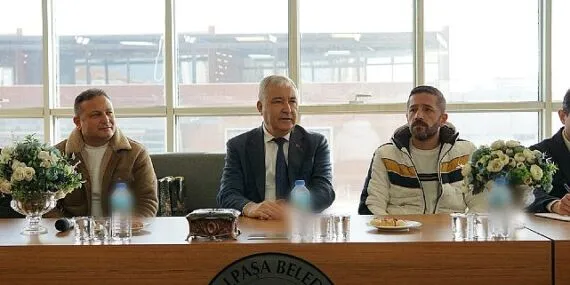 Kemalpaşa Belediye Başkanı Mehmet Türkmen, ilçedeki amatör futbol kulüplerine destek sağlıyor haberi