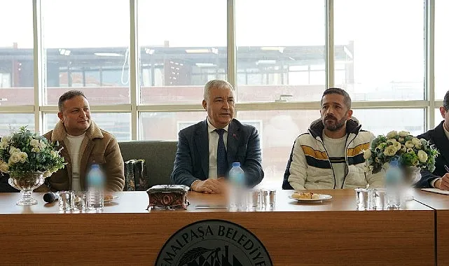 Kemalpaşa Belediye Başkanı Mehmet Türkmen, ilçedeki amatör futbol kulüplerine destek sağlıyor haberi