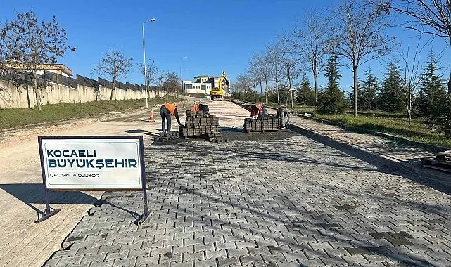 Kilitli parke taşları kilim dokur gibi işleniyor haberi