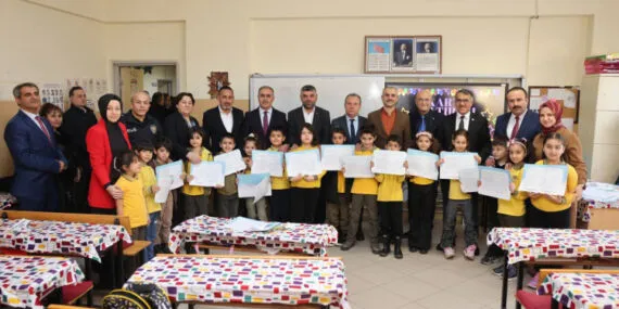 Kocaeli Çayırova'da da minikler karnelerine kavuştu haberi