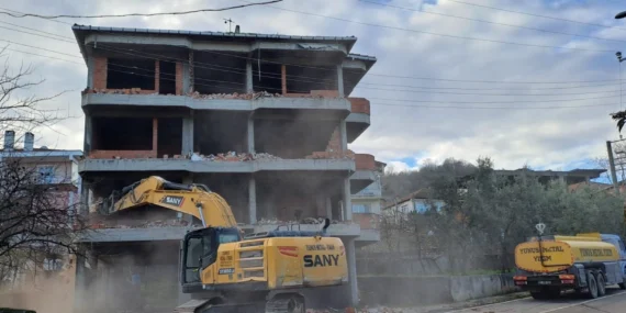 Kocaeli Gölcük'te  depreme dayanıksız binalardan arındırılıyor haberi