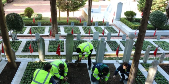 Kocaeli'de şehitlerin mezarları çiçeklerle donatıldı haberi