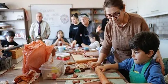 Konak’ın ileri yaş kursiyerleri öğrendiklerini torunlarıyla paylaştı haberi