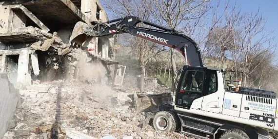 Konak’ın kent dokusu değişiyor: 9 ayda 92 metruk bina yıkıldı haberi