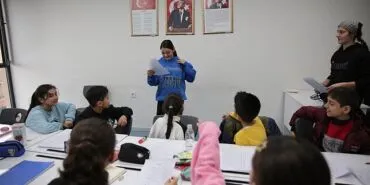 Konaklı çocuklar İngilizce Konuşma Kulübü ile dil becerilerini geliştiriyor
