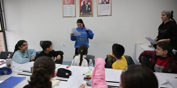 Konaklı çocuklar İngilizce Konuşma Kulübü ile dil becerilerini geliştiriyor