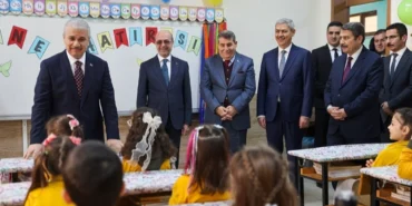 Konya protokolü çocuklara karnelerini dağıttı haberi