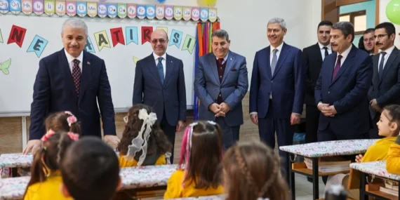Konya protokolü çocuklara karnelerini dağıttı haberi