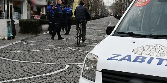 Lüleburgaz Belediyesi yayalaştırma bölgesinde yaya güvenliğini tehlikeye atan motosikletlere karşı denetimlerini artırarak sürdürüyor. haberi