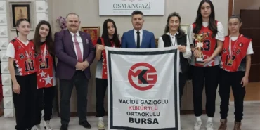 Macide Gazioğlu Ortaokulu'ndan bir günde üç şampiyonluk haberi