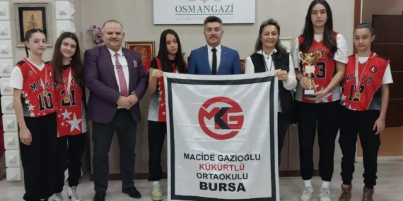Macide Gazioğlu Ortaokulu'ndan bir günde üç şampiyonluk haberi