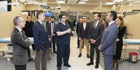 Medtronic, Koç Üniversitesi Hastanesi ve RMK AIMES, Robotik Asiste Cerrahi Alanındaki İş Birliği ile Türkiye’de Bir İlke İmza Atıyor haberi