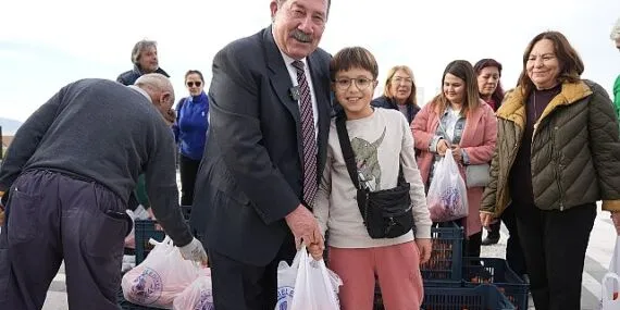 Milas Belediyesi üreticilere destek olmak ve vatandaşların sağlıklı gıda ihtiyacını karşılamak amacıyla gerçekleştirdiği portakal dağıtımına devam ediyor. haberi