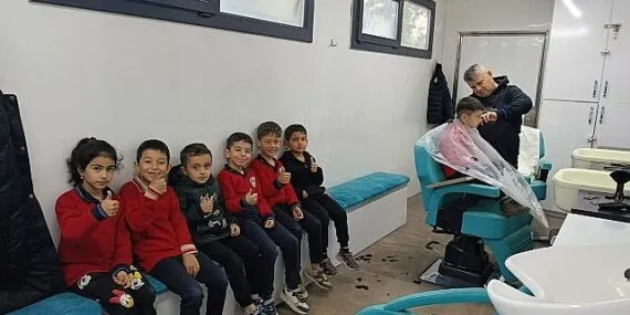 Mobil kuaför tırı öğrencilerin hizmetinde haberi