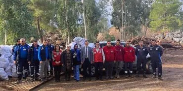 Muğla Büyükşehir Belediyesi soğuk kış günlerinde bin 942 aileye ulaşarak 19 bin 400 çuval yakacak yardımında bulundu. haberi
