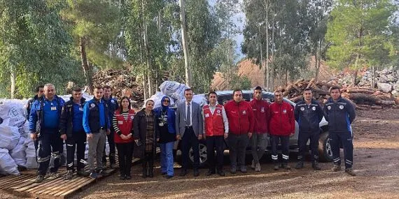 Muğla Büyükşehir Belediyesi soğuk kış günlerinde bin 942 aileye ulaşarak 19 bin 400 çuval yakacak yardımında bulundu. haberi