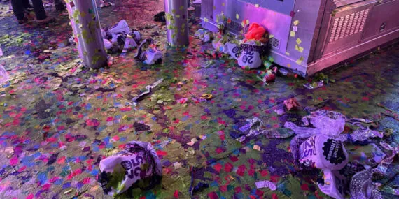 Muhteşem etkinlikten geriye tonlarca çöp kaldı!