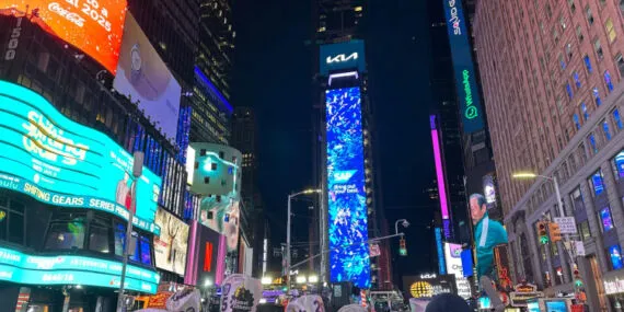 New York Times Meydanı'nda coşkulu yılbaşı