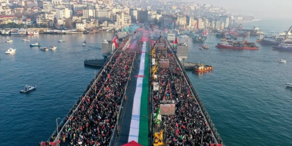 On binler Galata Köprüsü'ne yürüdü!