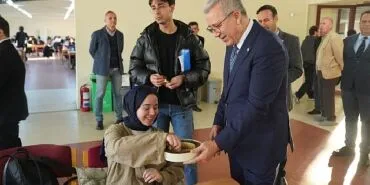 Rektör Prof. Dr. Budak, final sınavlarına hazırlanan öğrencilerle bir araya geldi haberi