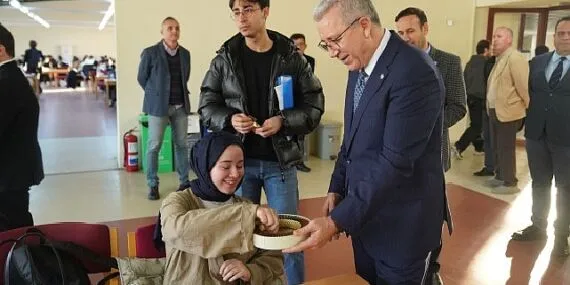 Rektör Prof. Dr. Budak, final sınavlarına hazırlanan öğrencilerle bir araya geldi haberi