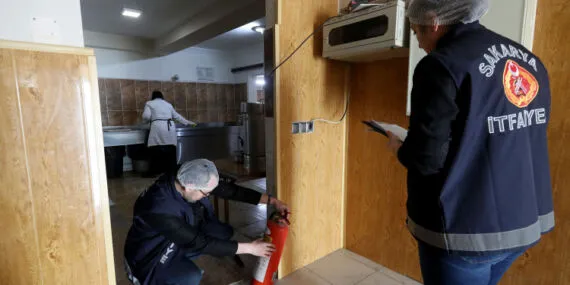 Sakarya İtfaiyesi kurum ve işletmeleri olası yangına hazırlıyor haberi