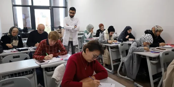 Sakarya'da farklı renk ve kültürlerden insanlar Türkçe’yi öğreniyor haberi