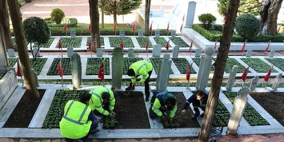 Şehit mezarları çiçeklerle donatıldı haberi